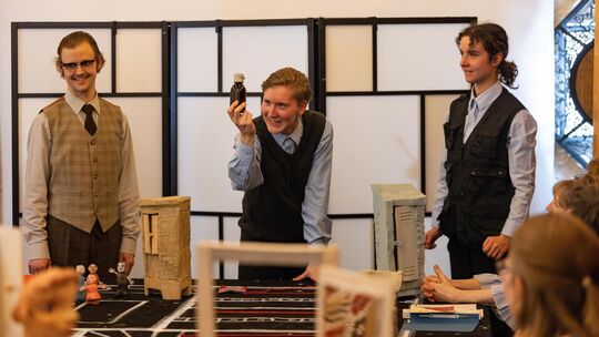 Das Profi-Ermittlerteam der "Soko Shakespeare": Tizian Steffen, Sophia Walther und Tanja Linnekogel führen als Spielleiter und p