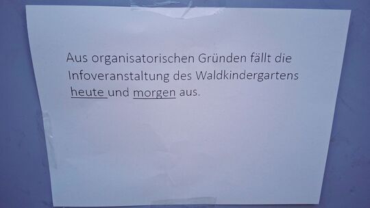 Schreiben ohne Angabe des Verfassers: dieser Zettel informierte über die kurzfristige Absage der Infotreffen zur neuen Waldkita