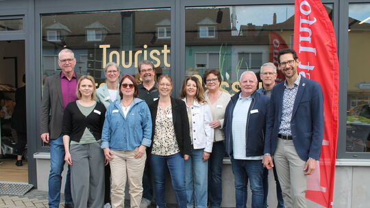 Über die Eröffnung der neuen Nassauer Tourist-Info freuten sich Uwe Bruchhäuser (links), Steffi Zurmühlen (3. von links), Manuel