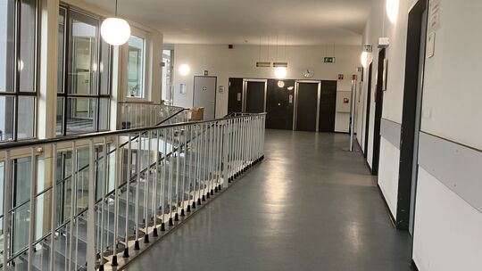 Am Koblenzer Landgericht ist der dritte Prozesstag im Falle eines 64-jährigen Angeklagten angelaufen, der seine Tochter in der K