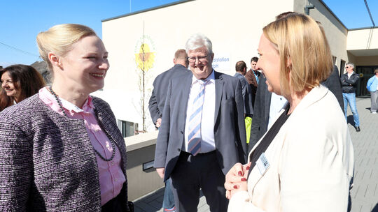 Ministerin Dörte Schall (von links) mit Dirk Bottner und Rebecca Mager