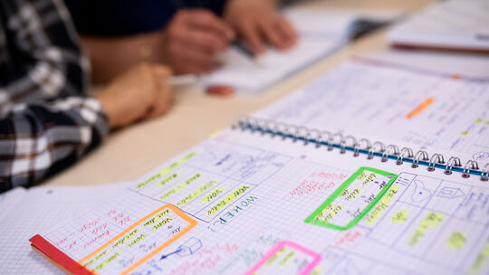 Unterrichtsmaterialien sind bei einem Integrationskurs für Zuwanderer des Bundesamtes für Migration zu sehen.