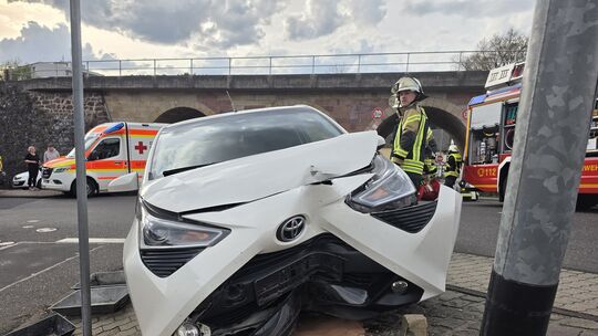 Ein Toyota prallte in Nahbollenbach gegen eine Straßenlaterne – die Ursache ist noch unklar. Die Idar-Obersteiner Feuerwehr sich