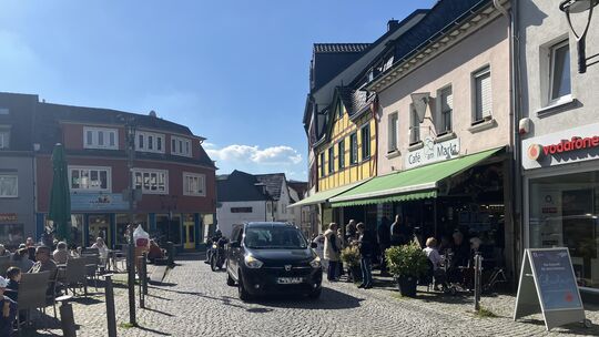 Noch fahren die Fahrzeuge am Café am Markt (rechts) in der Sinziger Innenstadt vorbei. Ob das so bleibt, ist derzeit noch offen.