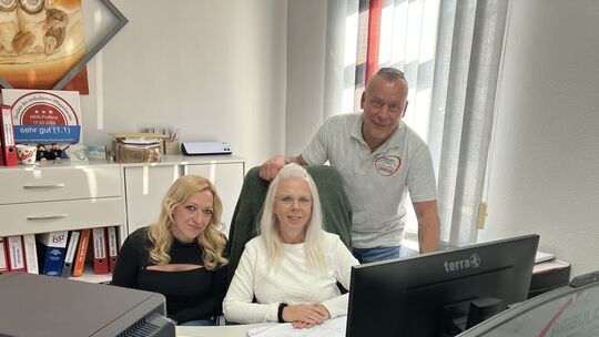 Das Leitungsteam der ambulanten Intensivpflege Westerwald in Westerburg: Miriam Ruppich, Katja Schlosser und Achim Schlosser.