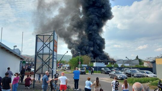 Der Brand in einer Fahrzeughalle hat am Samstagmittag die Bad Kreuznacher Einsatzkräfte beschäftigt.