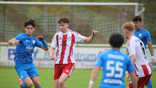 Linus Wimmer (links) erzeilte zwei Tore für den FCEK beim 7:2-Sieg in Idar-Oberstein. Den Torreigen hatte SC-Angreifer Florian Z
