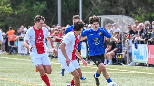 Maurice Welzel (blaues Trikot) war einer von der jungen Garde, durfte von Beginn an ran. Genau wie die anderen fünf Neuen machte