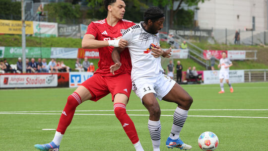 Brice Braquin Mitel (weißes Trikot) war Mendigs auffälligster Akteur, holte den Elfmeter zum 1:4 raus, doch das nutzte nichts me