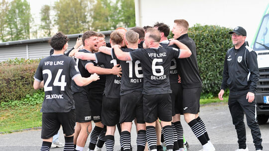 Thomas Schuster (in der Mitte) wurde nach Abpfiff von seinen Spielern als Erstes Bedacht. Sein VfB Linz hatte die Partie bei der