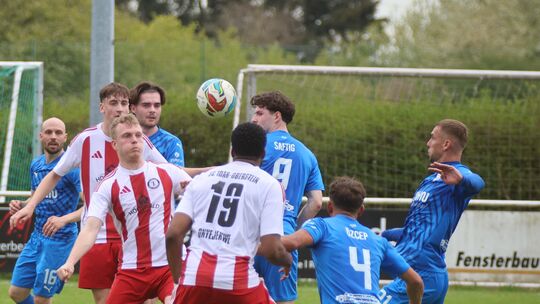 Über zwei Drittel der Spielzeit war die Partie des SC Idar-Oberstein (weiße Trikots) gegen den FC Emmelshausen-Karbach offen. Le