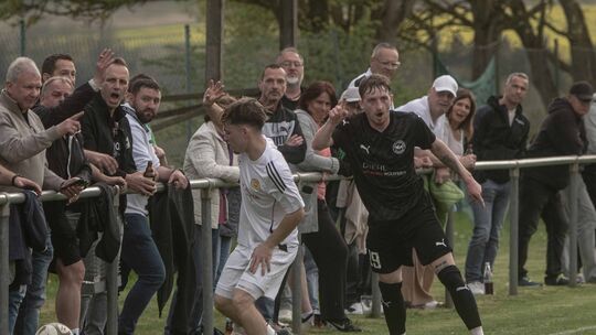 Wer kriegt den Einwurf? Der Meisenheimer Mika Maurer (in weiß) und der Baumholderer Fabian Moorhead wollen ihn haben, und die Zu