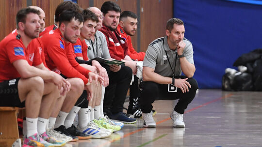 Recht konsterniert musste Trainer Dominik Jung (kniend) am Samstagabend die ernüchternde Abfuhr seiner Holzheimer in Kelkheim zu