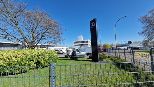 Am Standort in der Koblenzer Friedrich-Mohr-Straße will Mercedes ein neues Nutzfahrzeugzentrum bauen.