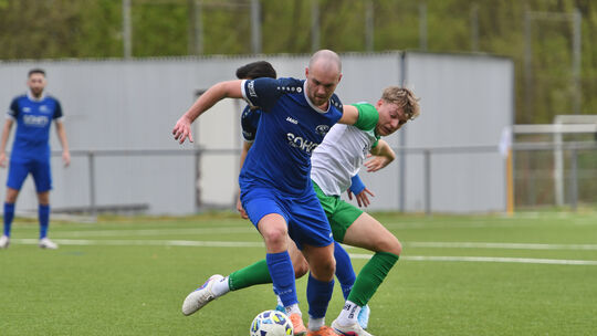 Die SF Höhr-Grenzhausen (am Ball Louis Zimmerschied) berappelten sich vom Rückstand und boten dem Tabellenführer einen großen Ka