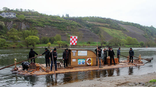 Das Floß der Schiltacher Flößer gleitet sicher und entspannt über die Mosel. Mit ihrem außergewöhnlichen Gefährt legten die Schw