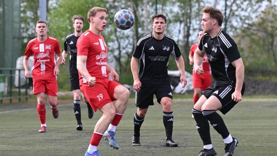 Bastian Bleeser (in Rot) und seine SG Malberg drehten in der zweiten Halbzeit gegen Colin Aßmann (in Schwarz) und die SG Hundsan