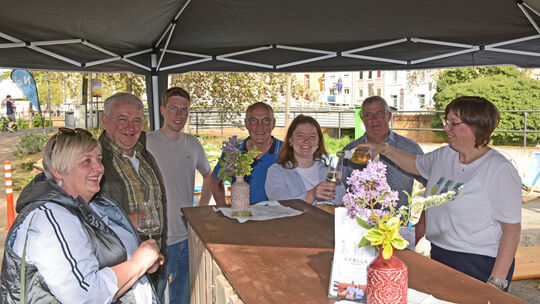 Schon kurz nach der Eröffnung der Weinland-Nahe-Aktion „Wein & Brigg“ scharten sich die ersten Gäste um die Theke des Wallhäuser