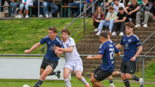 Die SG Westerburg (blaue Trikots, von links Julian Jung, Tobias Schnabel, Boje Vermunt) spielte lange in Unterzahl. Doch der TuS