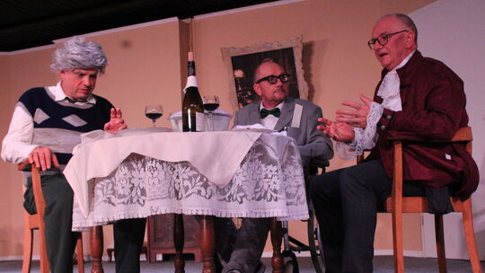 Suppenterrine und Weinflasche hin oder her: Die drei titelgebenden Physiker (von links) Joseph Eisler alias Ernst Heinrich Ernes