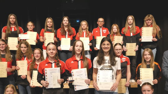 Volle Bühne: Die besten der 24 gemeldeten Jugend-Sportlerinnen waren (vorne von links) Nelly Lorenz (TVO Rope Skipping/Platz 3),
