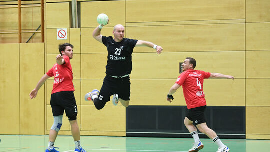 Leon Bühler (hier beim Torwurf) besorgte in Kelkheim aus geradezu unmöglichem Winkel die Entscheidung zugunsten der Holzheimer Z