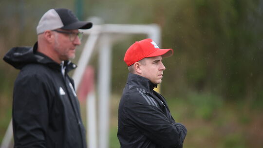 Trainer Stephan Holländer (rechts) und sein Co-Coach Frank Vogt freuen sich über den 1:0-Sieg ihrer A-Junioren des SC Idar-Obers