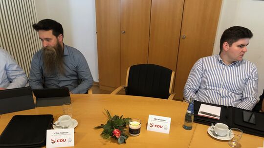 Der Stuhl von Karl-Josef Fischer blieb in der Sitzung leer, eine Kerze erinnerte an den verstorbenen Kommunalpolitiker, der sich