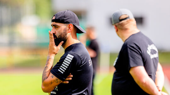 Die SG Viertäler Oberwesel um Trainer Rafael Sousa (links) steht nach dem 25. Spieltag (von 30) bereits als Absteiger aus der Be