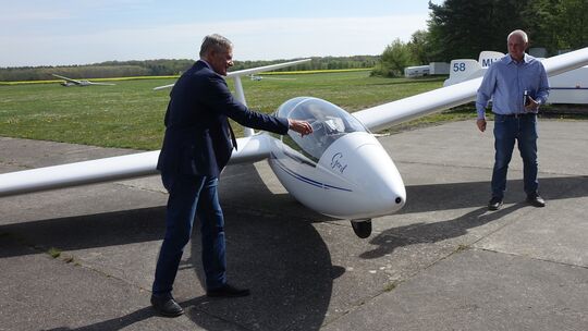 Hans-Georg Werner ist als Vorsitzender ganz nah dabei, als Norbert Heidgen das neue Schulsegelflugzeug auf den Namen „Gerd“ tauf