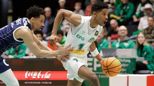Der Koblenzer Julian Larry (hier rechts im Spiel gegen Bochum), traf mit dem letzten Angriff der Baskets nur den Korbring.