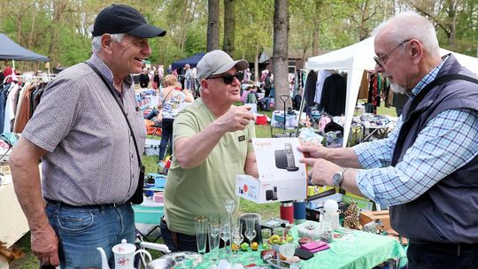 Der Flohmarkt auf der Wiedinsel hat am Samstag zahlreiche Besucher angelockt.