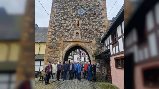 Vor dem Herrsteiner Uhrturm (von links): Jürgen Henze, Wolfgang Hey, Emil Morsch, Landrat Miroslaw Kowalski, Ulrich Florin, Günt