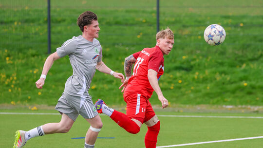 Für Lautzerts Colin Römer (rechts, hier im Laufduell mit dem Niederroßbacher 1:0-Torschützen Bennet Englisch) war das Spiel scho