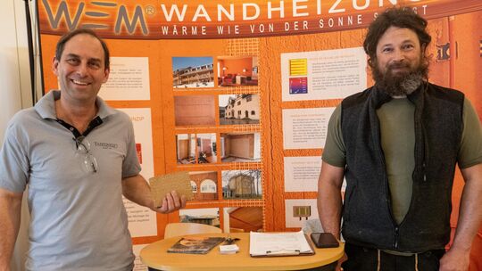 Georg Thom und Michael Schatzschneider präsentierten bei der Klimamesse ihre Idee, mit Lehmwänden und -decken Energie zu sparen