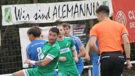 Heißes Duell: Mahdi Mehnatgir (im grünen Trikot, vorne) und der SV Alemannia Waldalgesheim erkämpften sich gegen die TSG Bretzen