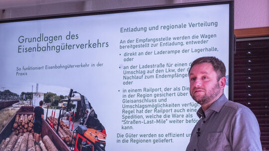 Alexander Neubauer erluterte im vollbesetzten Sitzungssaal der Kreisverwaltung die Möglichkeiten des Eisenbahngüterverkehrs im H