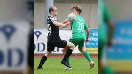 Zu vorsichtig agierte der TuS Mayen (hier Andre Röser im dunklen Trikot im Zweikampf mit Oberzissens Maximilian Lochner) gegen d