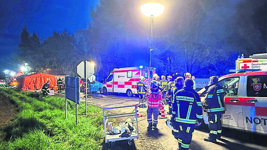 Etliche Einsatzkräfte, die sich in unmittelbarer Nähe des Unfallortes aufgehalten haben, müssen in das orangene Dekontaminations