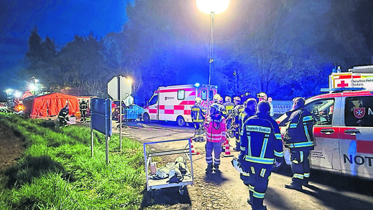 Etliche Einsatzkräfte, die sich in unmittelbarer Nähe des Unfallortes aufgehalten haben, müssen in das orangefarbene Dekontamina