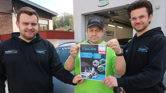 Tim Schäfer, Mario Brucherseifer und Julian Simon (von links) machen Werbung für das Tuningtreffen im Mai in Gebhardshain.