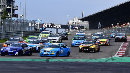 Rennautos bei der Startphase auf dem Nürburgring. In der Mitte vorne ist das Fahrzeug von Juha Miettinen zu sehen. Bei dem schwe