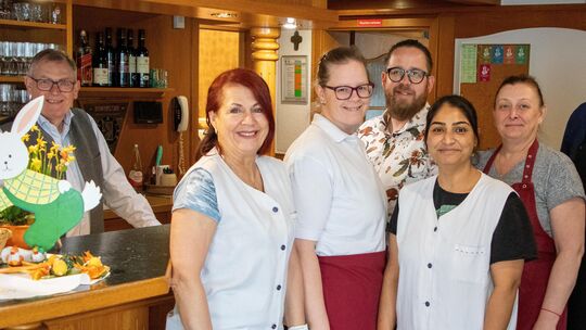 Das Team ist das Herz des Gasthauses Stroh. In der Mitte: die Inhaber Anja und Martin Kolvenbach.