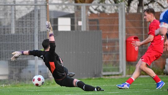 Carsten Dötsch erzielt das 1:0 für Untermosel, Westums Torhüter Kai Hengsberg streckt sich vergeblich.