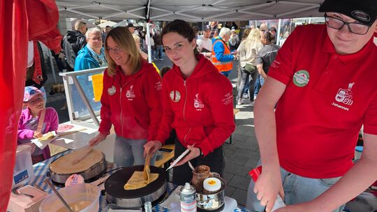 Classic French Crepes und Waffeln gab es im Angebot der aktuellen Freiendiezer Kirmes- Mädchen und Jungen.