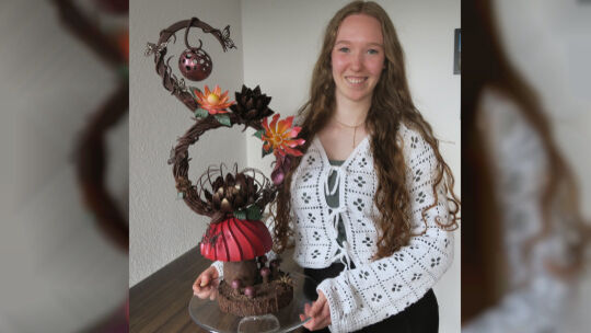 Julia Trumpler aus Kaisersesch kann stolz auf ihr Kunstwerk aus Schokolade sein, mit dem sie Deutsche Meisterin im Konditorhandw