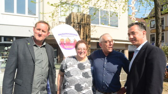 Die beiden Kinder von Franz Eichenhauer, Tochter Claudia Frey und Sohn Rolf Eichenauer (2. von rechts), dankten Dirk Nessel (lin