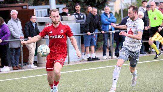 Philipp Pitkwoski (rotes Trikot, hier im Laufduell mit Andreas Nicolay) hatte die größte Chance, seinen FV Rübenach mit 2:1 in F