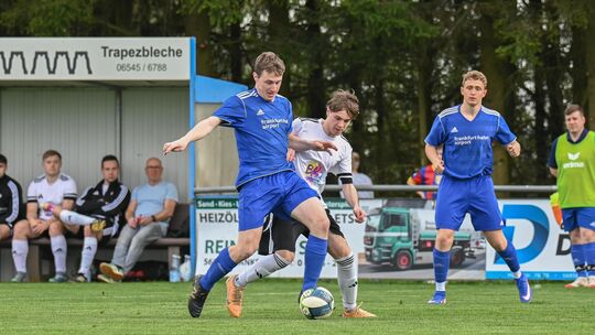Der FC Peterswald-Löffelscheid um Torschütze Sebastian Wilhelms (links, in Blau) bezwang die SG Biebertal/Unterkülztal nach eine