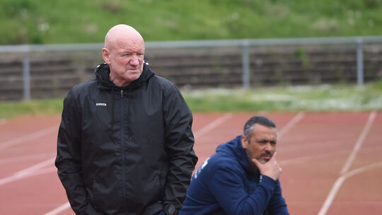 Warum so grimmig, Herr Spreitzer? Es läuft doch. Der Interimstrainer von Eintracht Bad Kreuznach und sein Co-Trainer Savas Kaya
